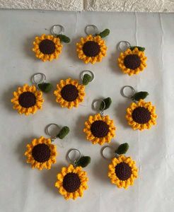 crochet sunflower and daisy keychain ✨
