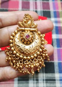 Exquisite Gold Tone Dangle Earrings