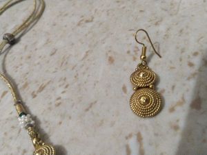 Elegant Gold Toned Necklace &amp; Earrings Set