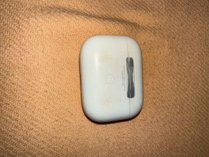 Apple AirPods Pro (Only 1 side working)