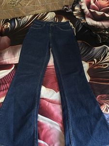 a beautiful dark blue bootcut Jeans 👖