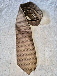 Elegant Diamond Pattern Tie
