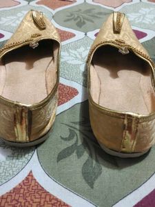 Elegant Gold Juttis