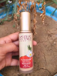 Lotus Nutraglow Daily Tinted Moisturiser SPF 25