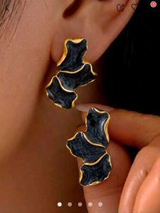 Pair of 2 Earrings 🖤🤍