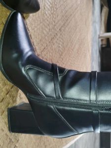 Chic Black Heeled Boots