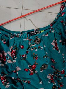 floral  green top