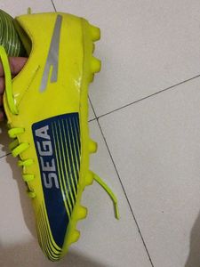 FOOTBALL SHOES
