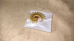 Elegant Gold Nose Pin