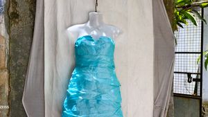 17J6. Stunning Strapless Ruffled Gown