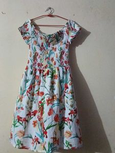 I'm selling a cute middi dress l