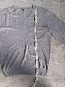 Benetton Men's Grey V-Neck Sweater