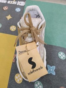 Sports shoes