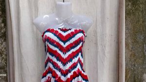 30139. Strapless Smocked Tube Top