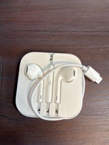 Apple EarPods With Lighting Plug