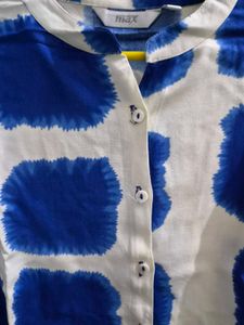 Blue &amp; White Abstract Print Cropped Top