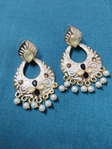 Elegant White &amp; Gold Earrings