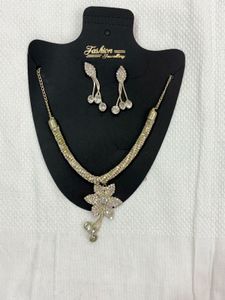 Sparkling Flower Necklace & Earring Set