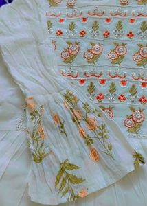 Elegant White Kurta with Floral Embroidery 🪡🌸