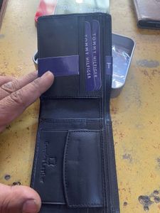 This is a brand new wallet of tommy hilfiger