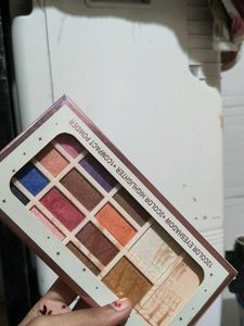 12 Color Eyeshadow Palette with Highlighter