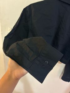 Chic Black Cropped Shirt