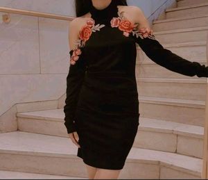 Chic Black Cold Shoulder Rose Dress