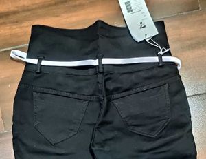 High-Waisted Black Cropped Pants with Belt