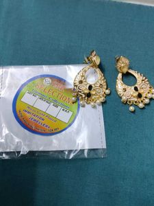 Elegant White &amp; Gold Earrings