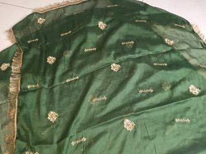 2dupata hai Elegant  Emerald Green Embroidered Sar