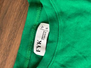 Green cropped tshirt