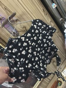 Cute Black Floral V-Neck Crop Top