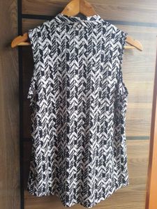 Chic Sleeveless Black &amp; White Print Top