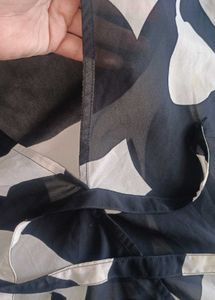 Chic Black &amp; White Abstract Print Wrap Top