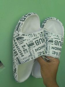Trendy White Print Slides