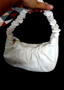 Stylish Cream Handbag with Gold Zipper