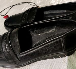 Cute &amp; Classic Clean-Girl Black Leather Loafers
