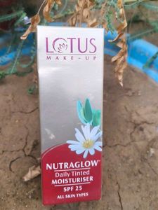 Lotus Nutraglow Daily Tinted Moisturiser SPF 25