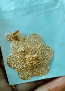 Exquisite Gold-Tone Floral Pendant