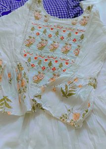 Elegant White Kurta with Floral Embroidery 🪡🌸
