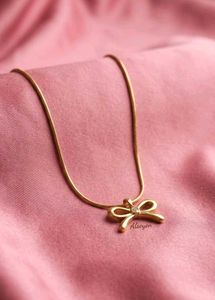 Elegant Gold Bow Necklace