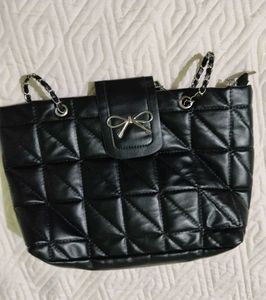 Chic Black Quilted Handbag