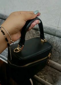 Very Elegant Sling Bag 😍🖤
