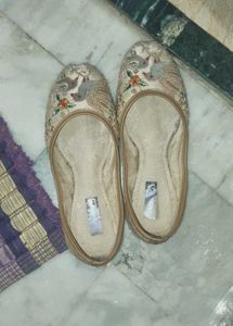 comfortable jutiya with beautiful embroidery
