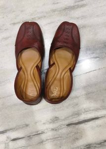 Elegant Maroon Juttis/Flats