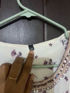 Elegant White Kurta with Delicate Floral Print