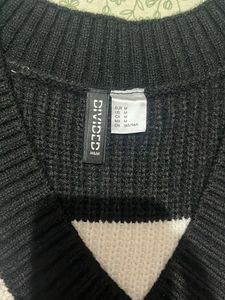 H&amp;M cute V neck knitted vest sweater