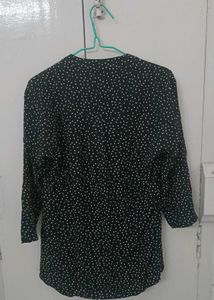 White and black polka dot top🩷