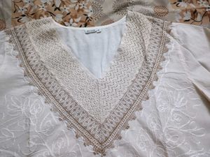 💫 Off White Embroidered V Neck Top 💫