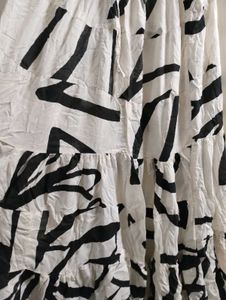 White &amp; Black Abstract Print Tiered Skirt